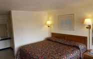 Bedroom 5 Red Carpet Inn Blacksburg