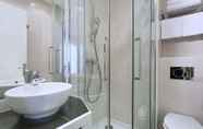 In-room Bathroom 4 Hotel Le Compostelle