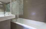 In-room Bathroom 3 Hotel Le Compostelle