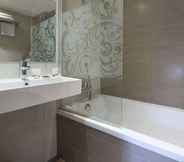 In-room Bathroom 3 Hotel Le Compostelle