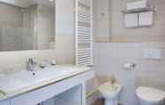 In-room Bathroom 7 Hotel Le Compostelle