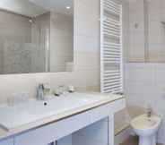 In-room Bathroom 7 Hotel Le Compostelle