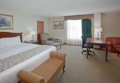 卧室 6 La Quinta Inn & Suites by Wyndham Downtown Conference Center