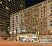 Exterior 7 La Quinta Inn & Suites by Wyndham Downtown Conference Center