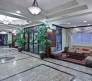 Lobby 3 La Quinta Inn & Suites by Wyndham Downtown Conference Center