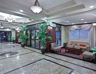 Lobby 2 La Quinta Inn & Suites by Wyndham Downtown Conference Center