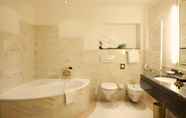 In-room Bathroom 6 Arlberg Hospiz Chalet Suiten