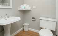 Toilet Kamar 6 Sunrise Garden Suites