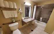 Toilet Kamar 2 Comfort Suites near Texas Medical Center - NRG Stadium