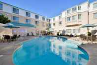 สระว่ายน้ำ Holiday Inn Express & Suites Elk Grove Central - Hwy 99, an IHG Hotel