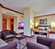 Ruang Umum 2 Crowne Plaza Hotel Beirut, an IHG Hotel