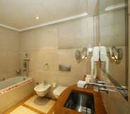 In-room Bathroom 5 Crowne Plaza Hotel Beirut, an IHG Hotel