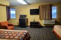 ห้องนอน Super 8 by Wyndham Henderson North East Denver