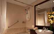 In-room Bathroom 6 Harbour Plaza Metropolis