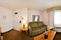 Ruang Umum Best Western Plus Edmonds Harbor Inn