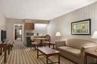 Common Space Ramada by Wyndham Saginaw Hotel & Suites