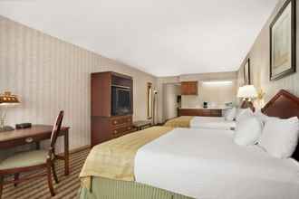 Bedroom 4 Ramada by Wyndham Saginaw Hotel & Suites