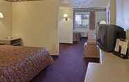 Bedroom 2 Travelodge by Wyndham Airport Platte City