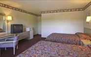 Bedroom 6 Travelodge by Wyndham Airport Platte City