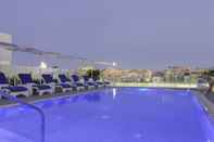 สระว่ายน้ำ Aleph Rome Hotel Curio Collection by Hilton