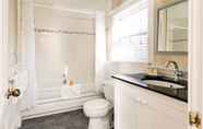 Toilet Kamar 2 Crowne Pointe Historic Inn & Spa - Adults Only