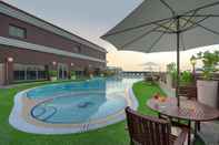 Swimming Pool Ascot Hotel