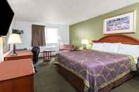 Bedroom Super 8 by Wyndham Pittsburgh/Monroeville