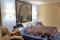 Bedroom Super 8 by Wyndham O'Fallon MO/St. Louis Area