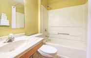 In-room Bathroom 5 Super 8 by Wyndham Trinidad