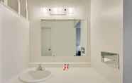 In-room Bathroom 6 Super 8 by Wyndham Alturas