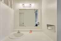In-room Bathroom Super 8 by Wyndham Alturas