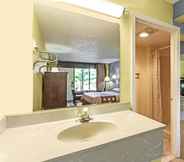 In-room Bathroom 6 Super 8 by Wyndham Jessup/Baltimore Area