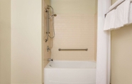 In-room Bathroom 4 Days Inn & Conference Centre by Wyndham Blainville