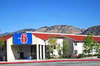 Bên ngoài Motel 6 Lebec, CA