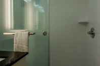 In-room Bathroom Howard Johnson by Wyndham Sault Ste Marie ON