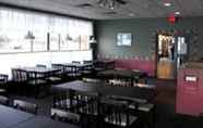 Restaurant 4 Howard Johnson by Wyndham Sault Ste Marie ON