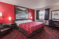 Bedroom Super 8 by Wyndham Kirkland Lake