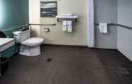 Toilet Kamar 7 Best Western Plus Duluth / Sugarloaf