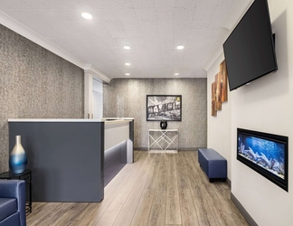 Lobby 2 Super 8 by Wyndham Sarnia ON