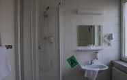 Phòng tắm bên trong 5 Plaza Inn Hannover City Nord