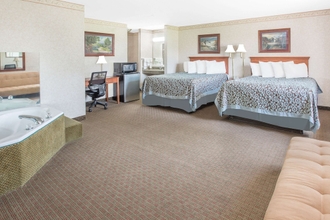 Bedroom 4 Days Inn & Suites by Wyndham Brinkley