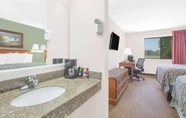 In-room Bathroom 5 Days Inn & Suites by Wyndham Brinkley