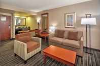 Common Space Hampton Inn & Suites by Hilton Toronto Airport