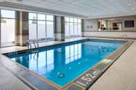 Swimming Pool Hampton Inn & Suites by Hilton Toronto Airport