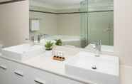 Toilet Kamar 7 Esplanade Hotel Fremantle by Rydges