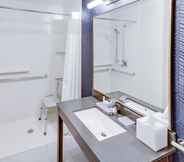 In-room Bathroom 3 Fairfield Inn and Suites by Marriott Youngstown Austintown