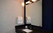 In-room Bathroom 7 Fairfield Inn and Suites by Marriott Youngstown Austintown