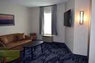 Ruang Umum Fairfield Inn and Suites by Marriott Youngstown Austintown