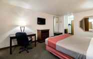 Bedroom 5 Motel 6 Marion, IL