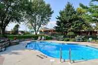 Swimming Pool Super 8 by Wyndham Gananoque/Country Squire Resort